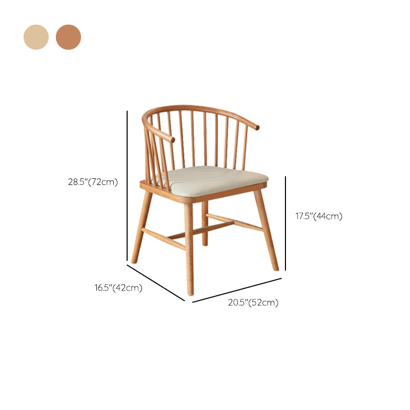 Eigentijdse huis eetstoel vaste houten lat achter eetstoel