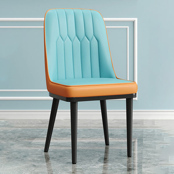 Moderne armloze rugleunkussenstoel met metalen benen voor woonkamer