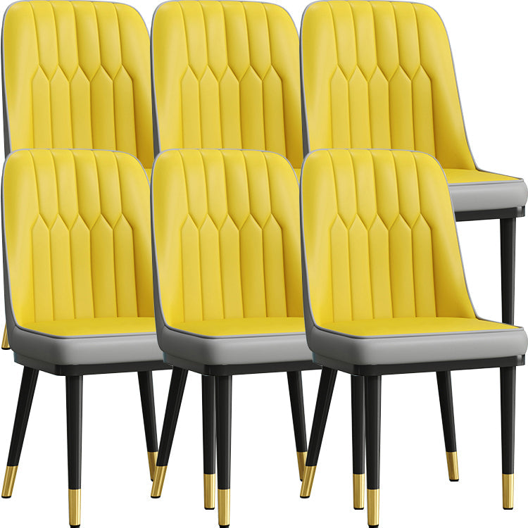 Moderne armloze rugleunkussenstoel met metalen benen voor woonkamer