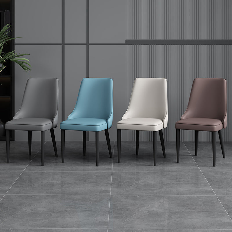 Silla lateral simple moderna silla de comedor de cuero sintética con base de metal para dormitorio