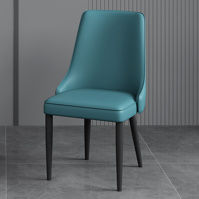 Silla lateral simple moderna silla de comedor de cuero sintética con base de metal para dormitorio