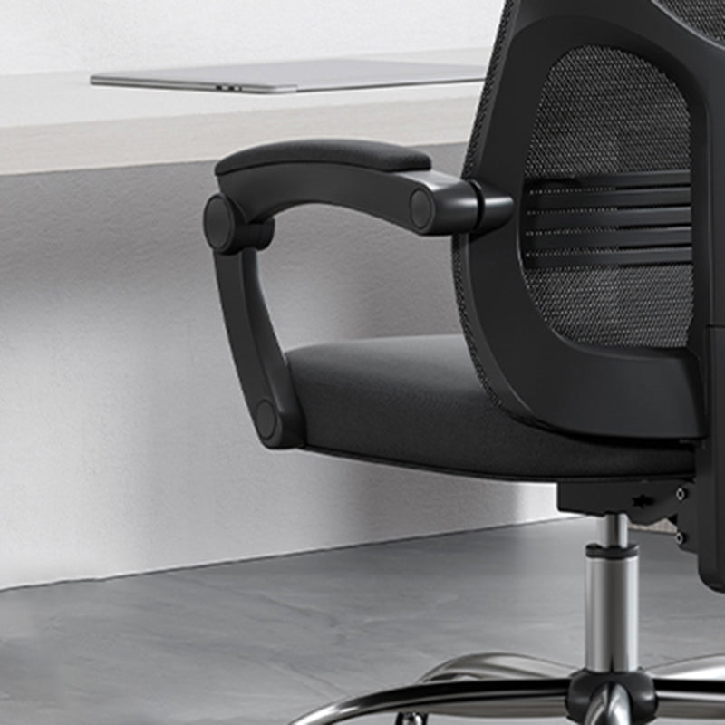 Sedia da ufficio ad armi regolabile contemporanea sedia da scrivania in rete con ruote per camera