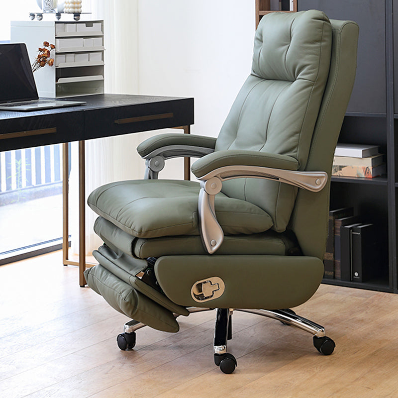 Sedia da ufficio a ruote regolabili in altezza contemporanea.