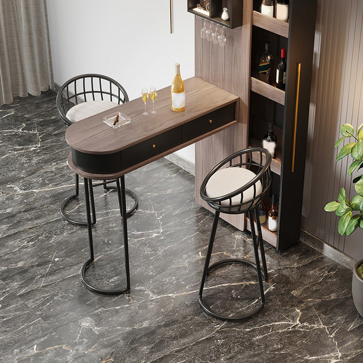 Tavolo da bar moderno in legno con armadietti e armadietto per il vino per soggiorno