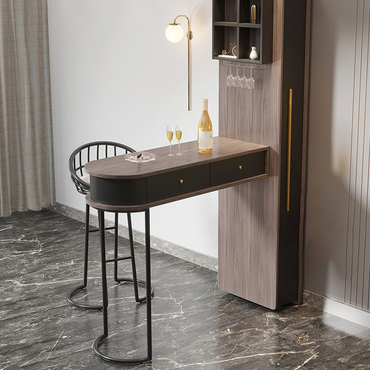 Tavolo da bar moderno in legno con armadietti e armadietto per il vino per soggiorno