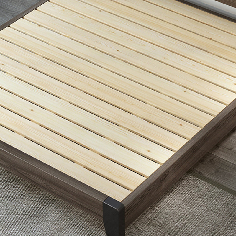 Lit standard en bois dans un lit de panneau gris avec tête de lit rectangulaire