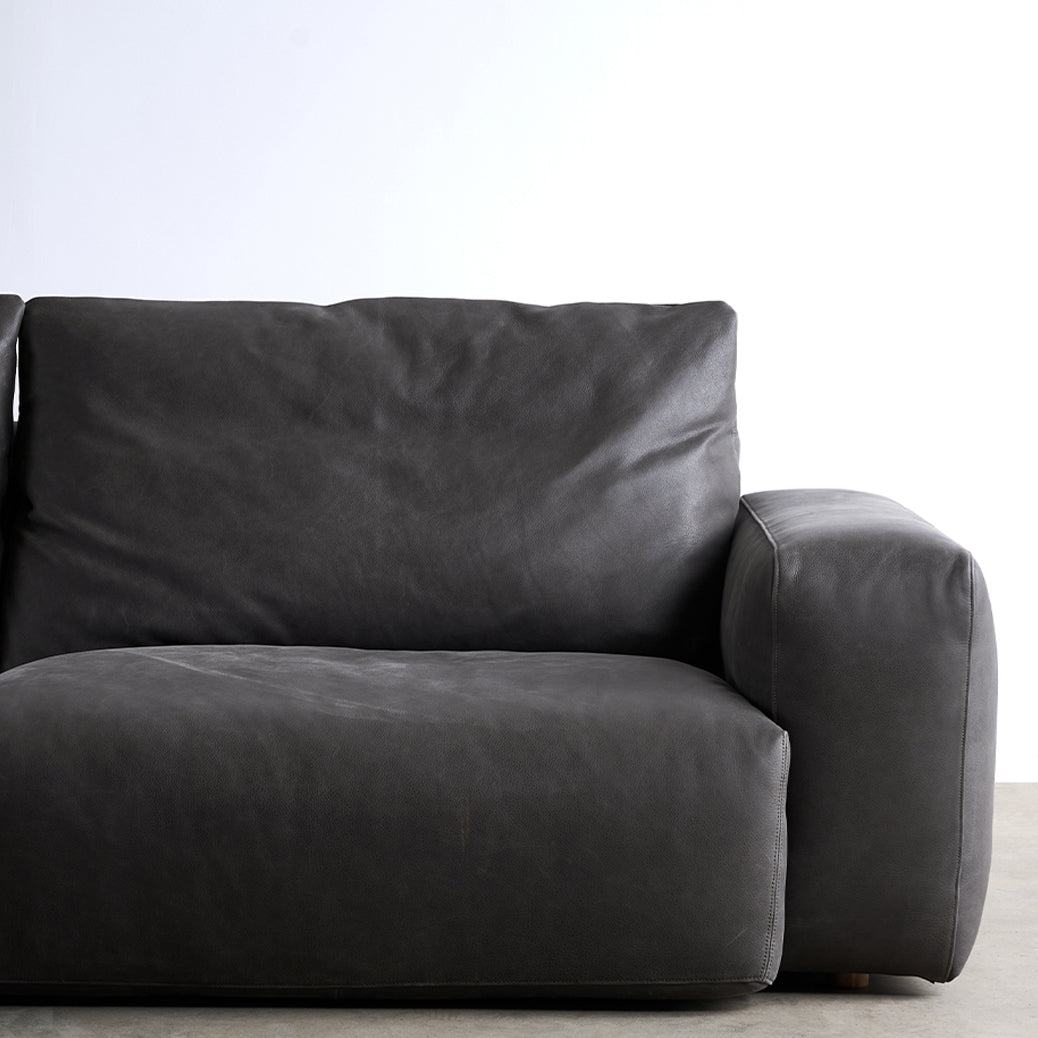 Mitte des Jahrhunderts modernes Sofa Leder -Quadratarmsofa in tiefem Grau