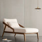 Divano chaise longue scandinavo imbottito. Poltrona chaise longue a due braccioli in beige