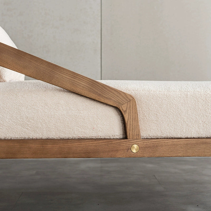 Divano chaise longue scandinavo imbottito. Poltrona chaise longue a due braccioli in beige