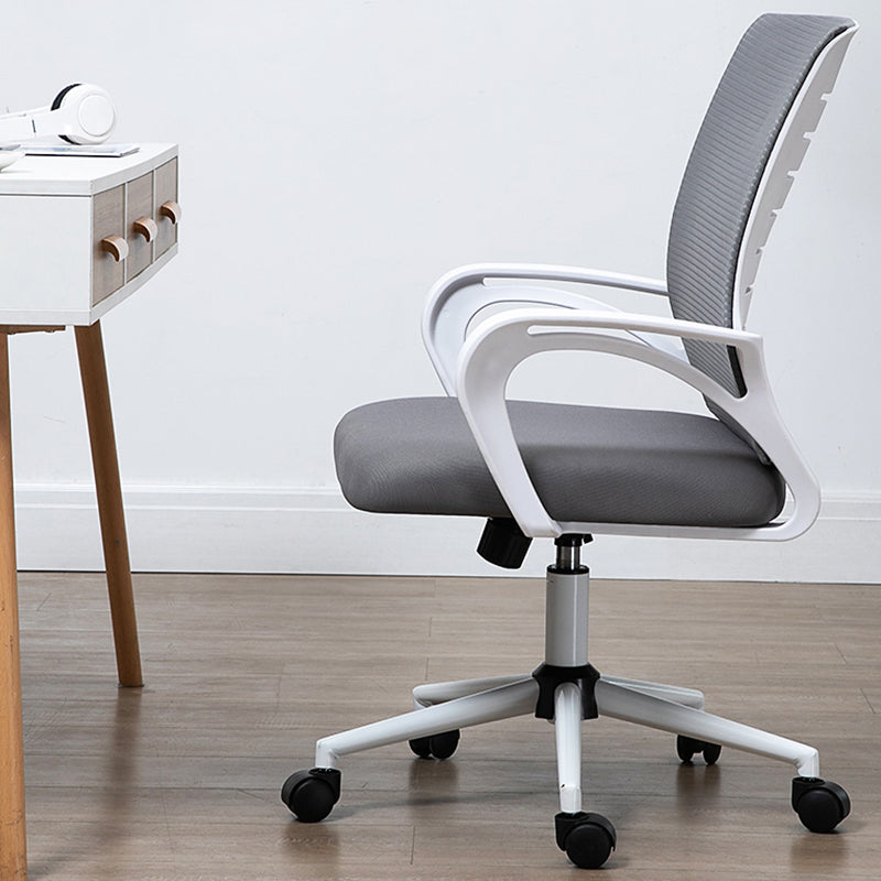 モダニズム固定武器室の椅子メッシュバックデスクチェア付き車輪付き