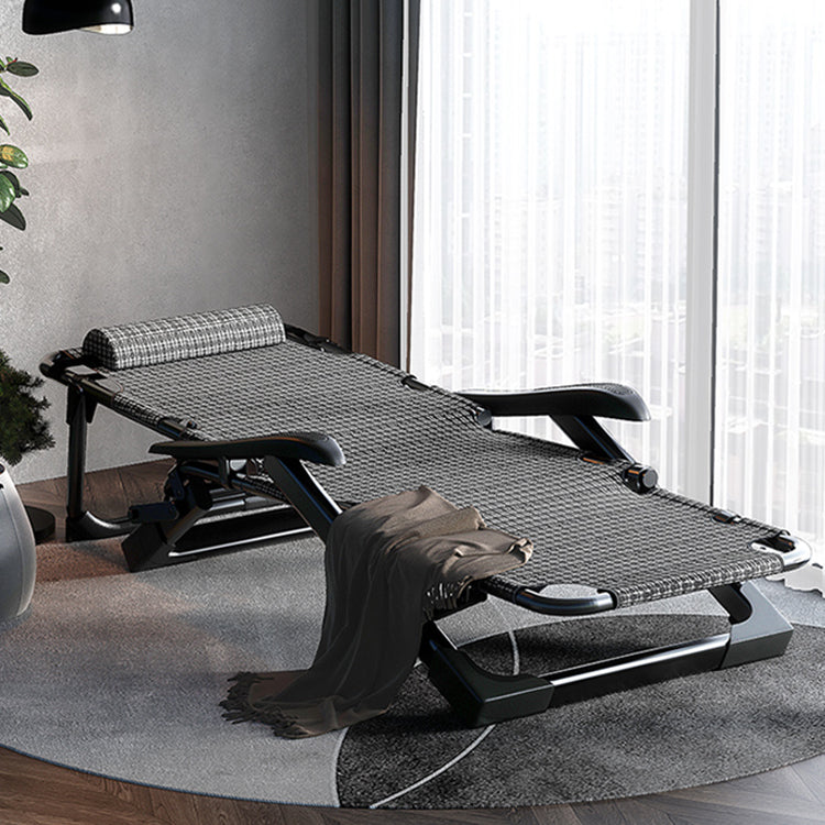 Sedia reclinabile al coperto contemporaneo con base in metallo e braccia e movimento del piede indipendente