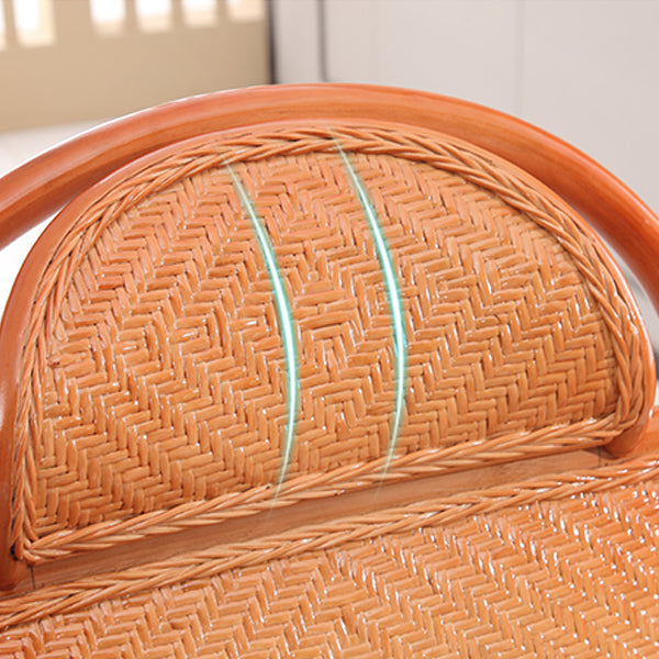 茶色の固体木製の脚と腕を持つ伝統的な標準リクライニングチェア