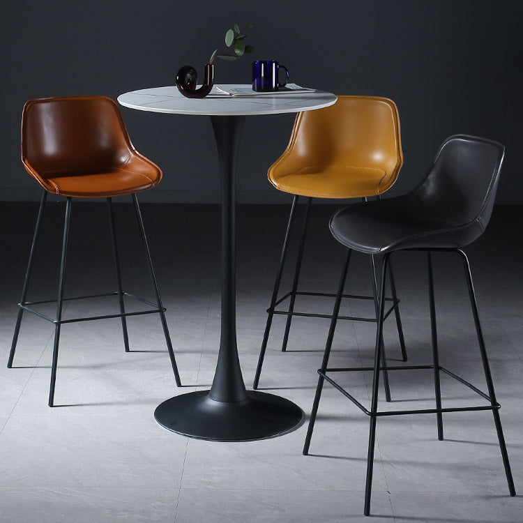 Hedendaagse gestoffeerde lage rugkakbarkrukken met metalen basis