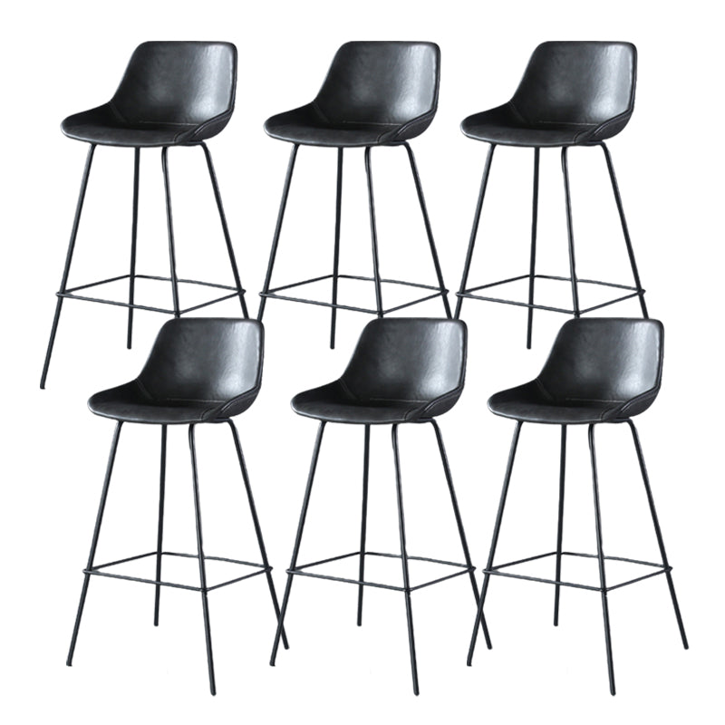 Hedendaagse gestoffeerde lage rugkakbarkrukken met metalen basis