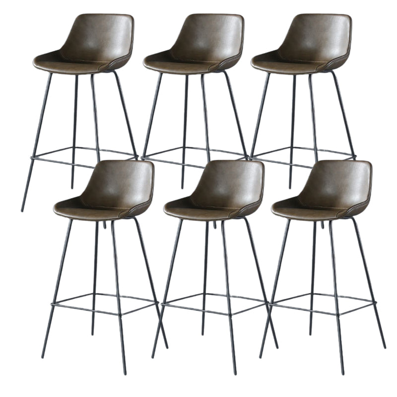 Hedendaagse gestoffeerde lage rugkakbarkrukken met metalen basis