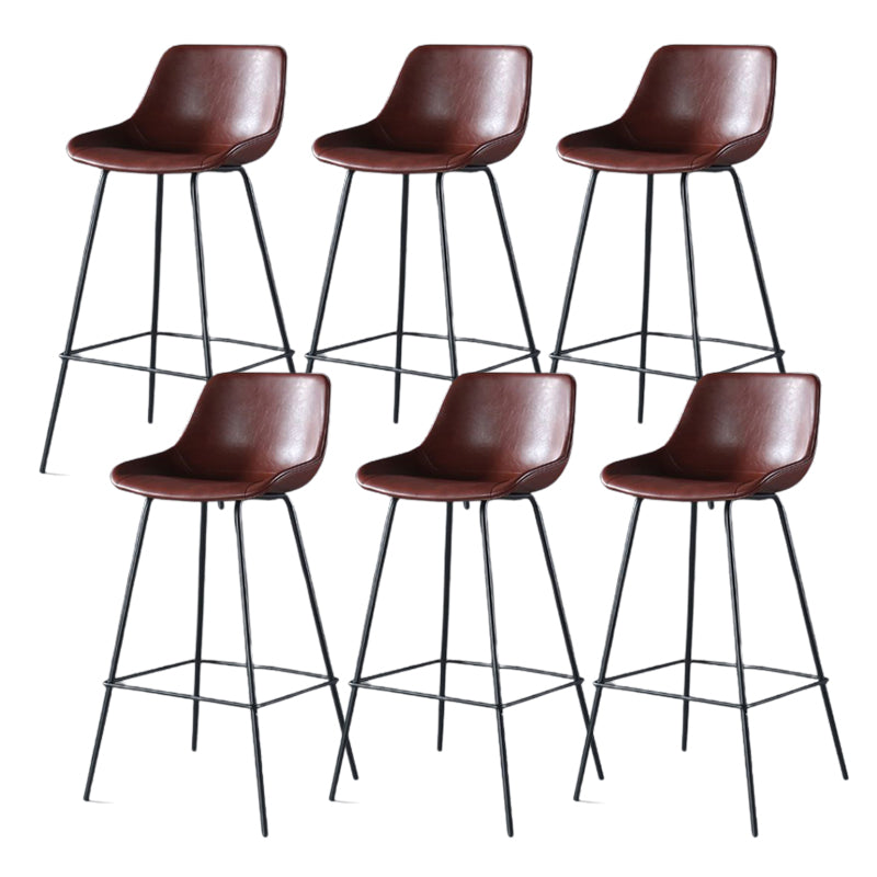 Hedendaagse gestoffeerde lage rugkakbarkrukken met metalen basis