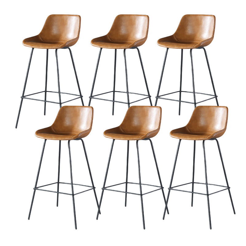 Hedendaagse gestoffeerde lage rugkakbarkrukken met metalen basis