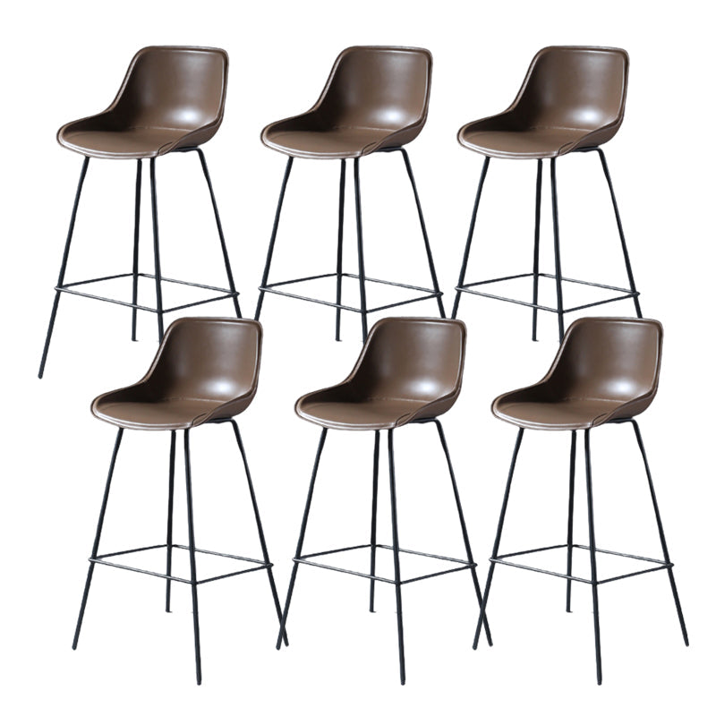 Hedendaagse gestoffeerde lage rugkakbarkrukken met metalen basis