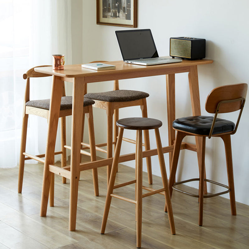 Eigentijdse massief houten rechthoekige bartafel op barhoogte voor de woonkamer