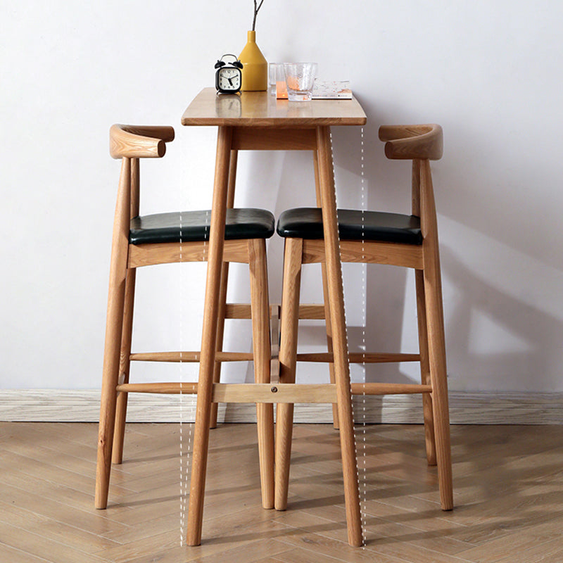Eigentijdse massief houten rechthoekige bartafel op barhoogte voor de woonkamer