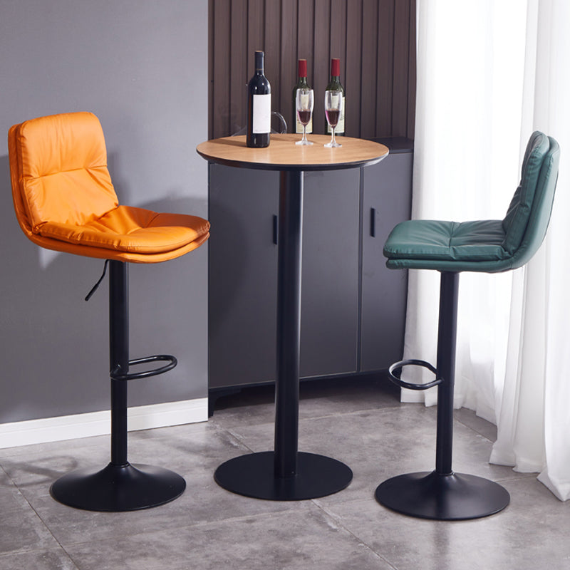 Sgabello da bar sul backrest girevole regolabile contemporaneo con poggiapiedi