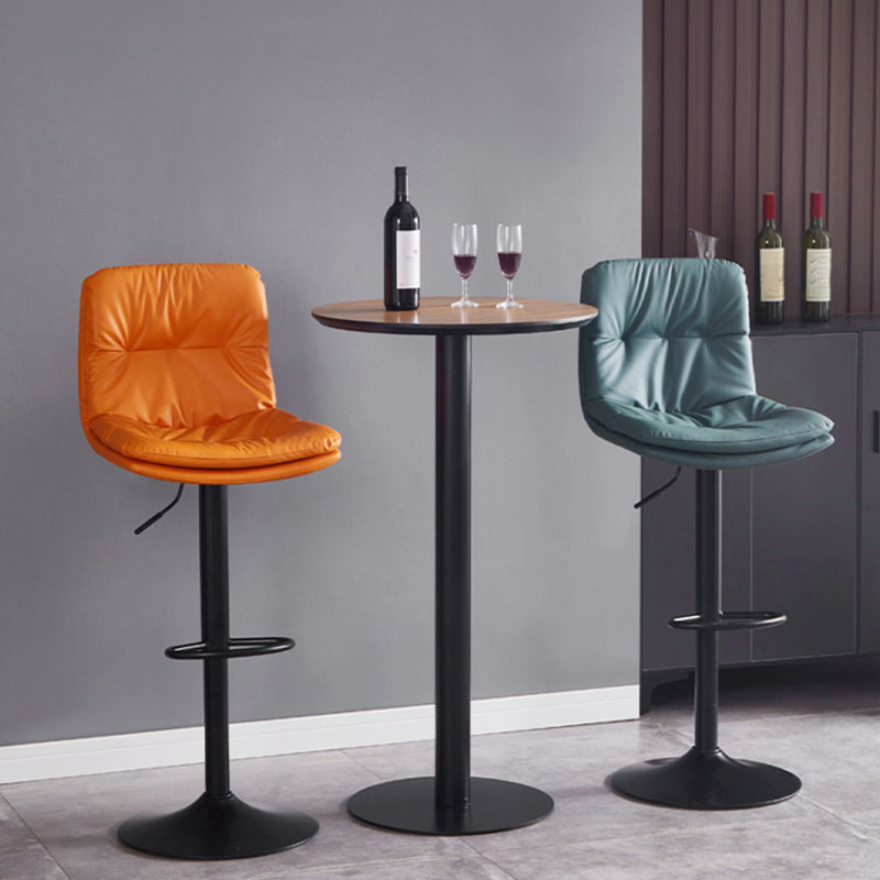 Sgabello da bar sul backrest girevole regolabile contemporaneo con poggiapiedi