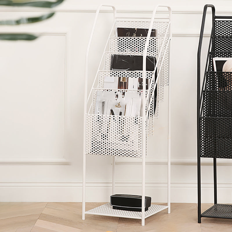 Libreria in metallo verticale in stile moderno con scaffali