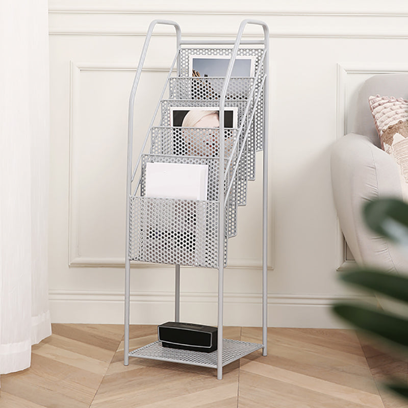 Libreria in metallo verticale in stile moderno con scaffali