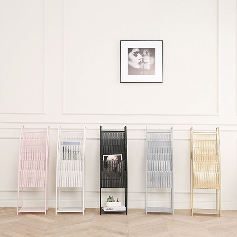 Libreria in metallo verticale in stile moderno con scaffali