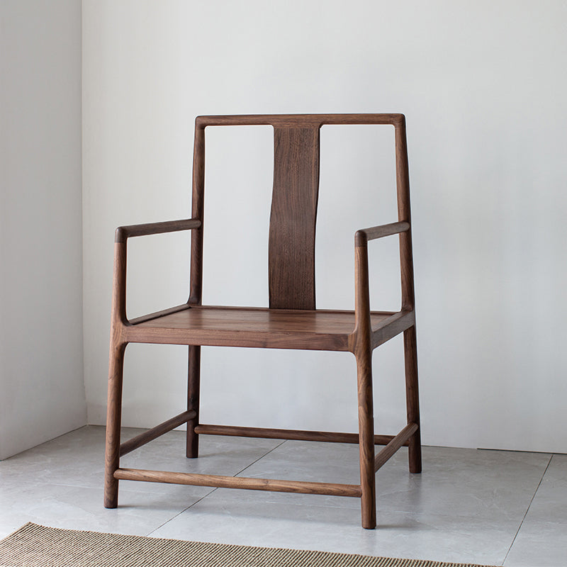 Sedia a braccio da sala da pranzo tradizionale posteriore.