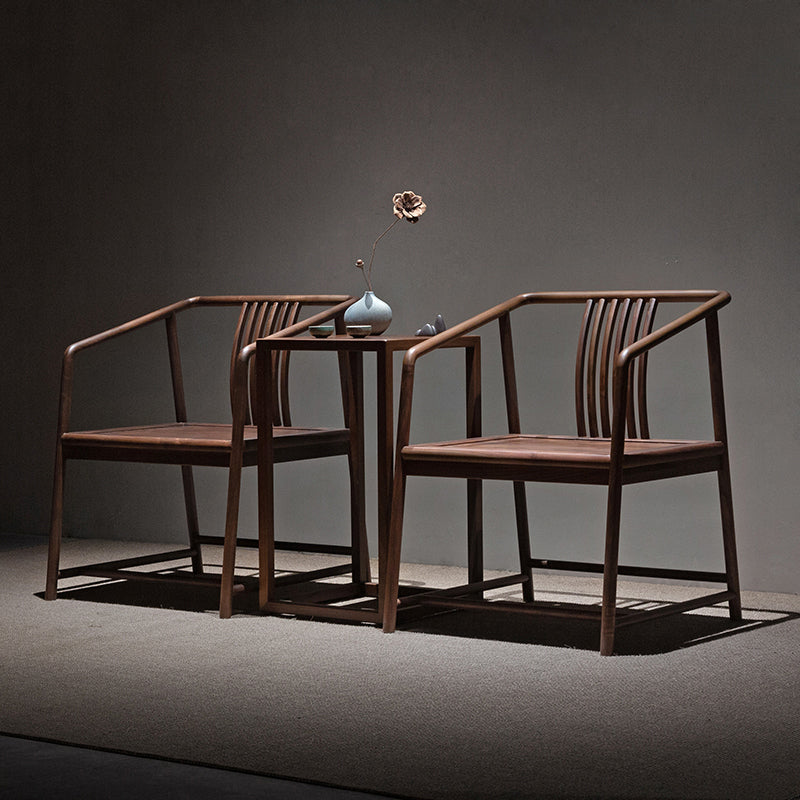 Sedia a braccio da sala da pranzo tradizionale posteriore.