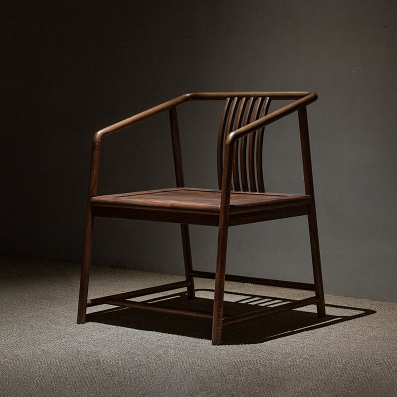 Sedia a braccio da sala da pranzo tradizionale posteriore.