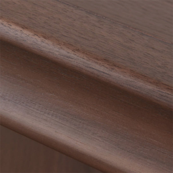 Sedia a braccio da sala da pranzo tradizionale posteriore.