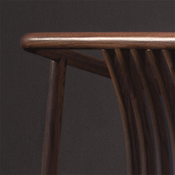 Sedia a braccio da sala da pranzo tradizionale posteriore.