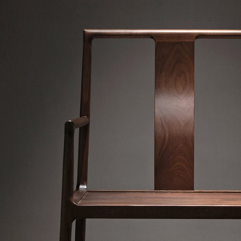 Sedia a braccio da sala da pranzo tradizionale posteriore.