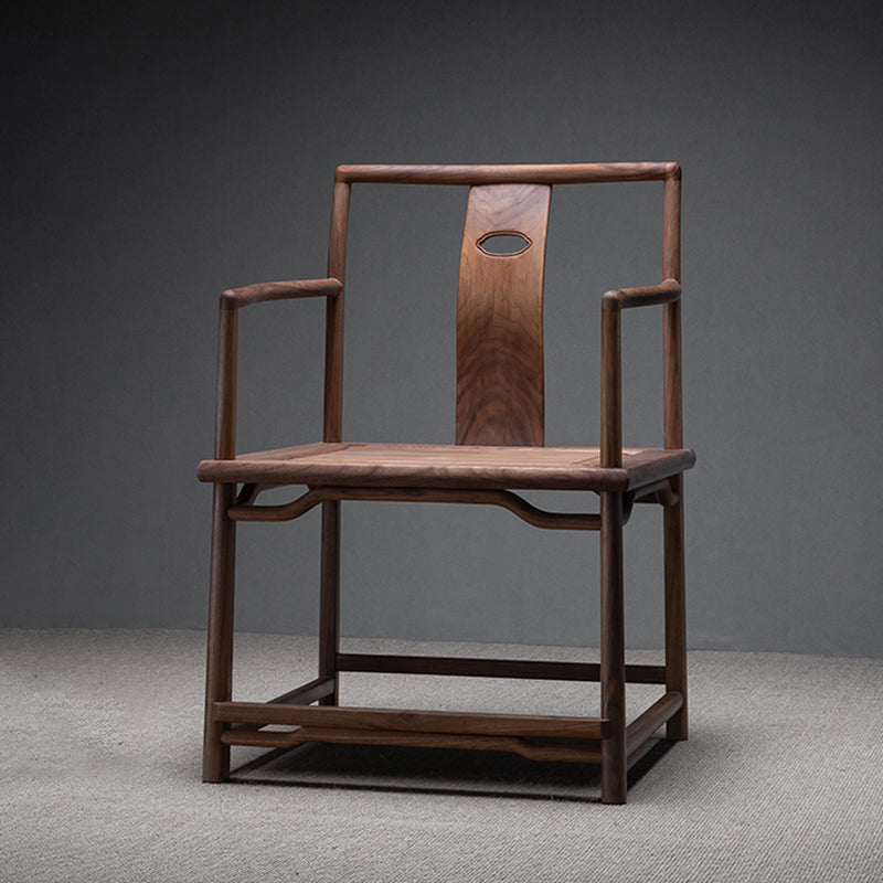 Sedia a braccio da sala da pranzo tradizionale posteriore.