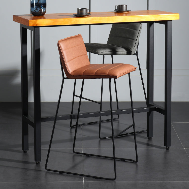 Hedendaagse gestoffeerde armloze barkruk met zwarte metalen basis