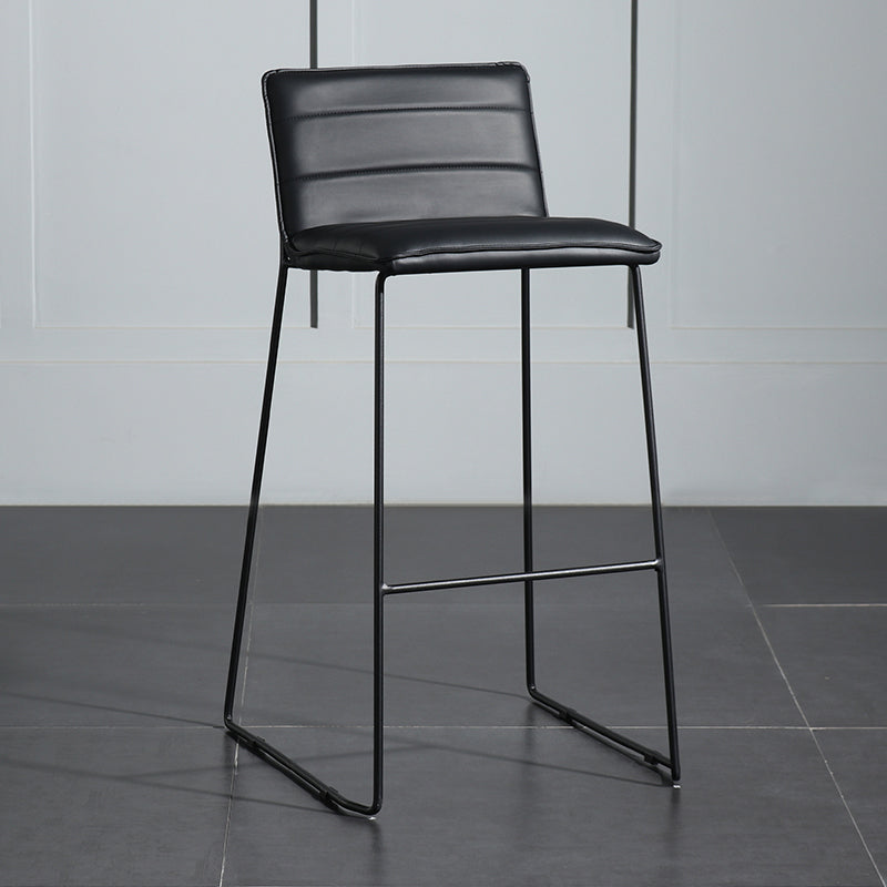 Hedendaagse gestoffeerde armloze barkruk met zwarte metalen basis