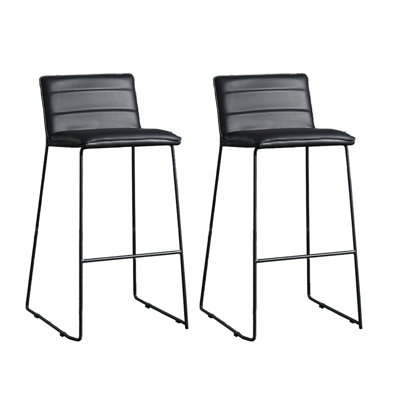 Hedendaagse gestoffeerde armloze barkruk met zwarte metalen basis