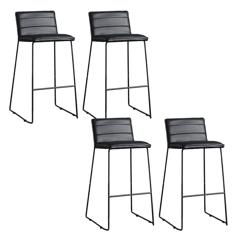 Hedendaagse gestoffeerde armloze barkruk met zwarte metalen basis