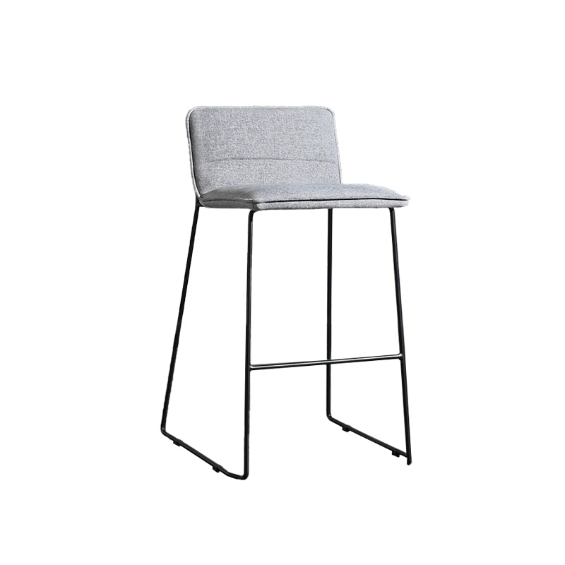 Hedendaagse gestoffeerde armloze barkruk met zwarte metalen basis