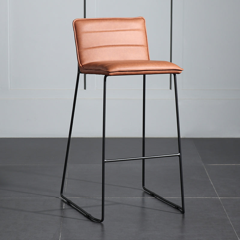 Hedendaagse gestoffeerde armloze barkruk met zwarte metalen basis