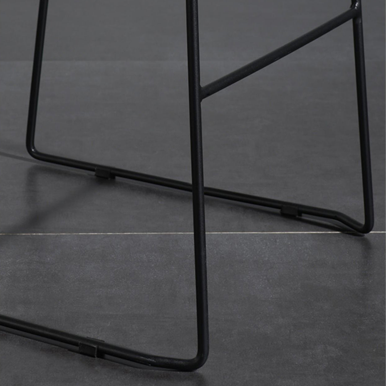 Hedendaagse gestoffeerde armloze barkruk met zwarte metalen basis