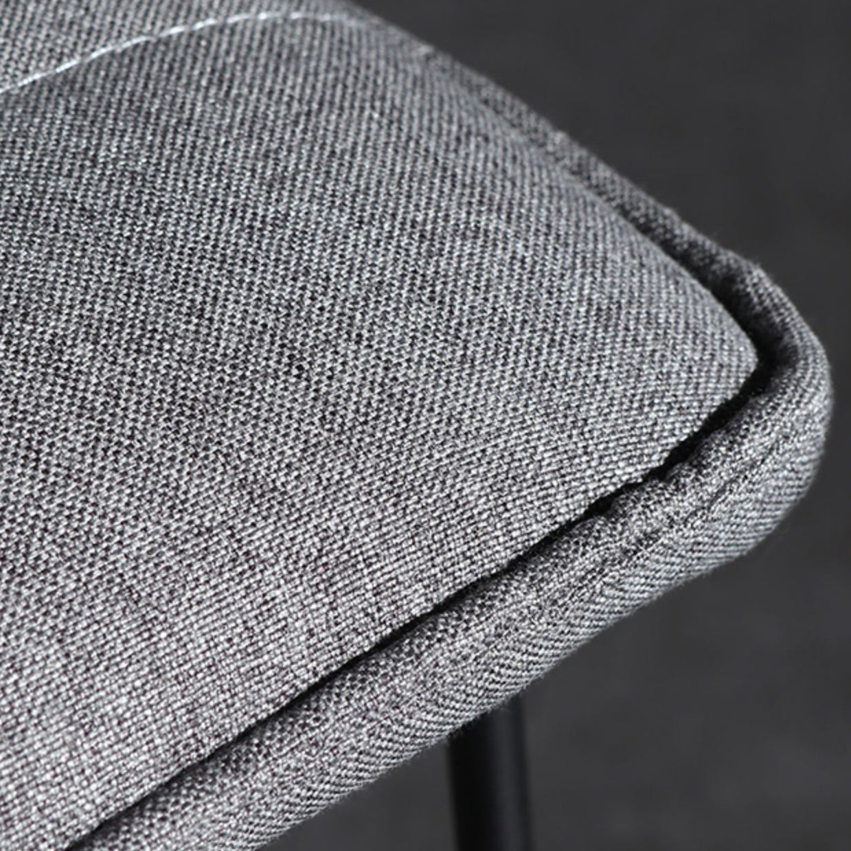 Hedendaagse gestoffeerde armloze barkruk met zwarte metalen basis