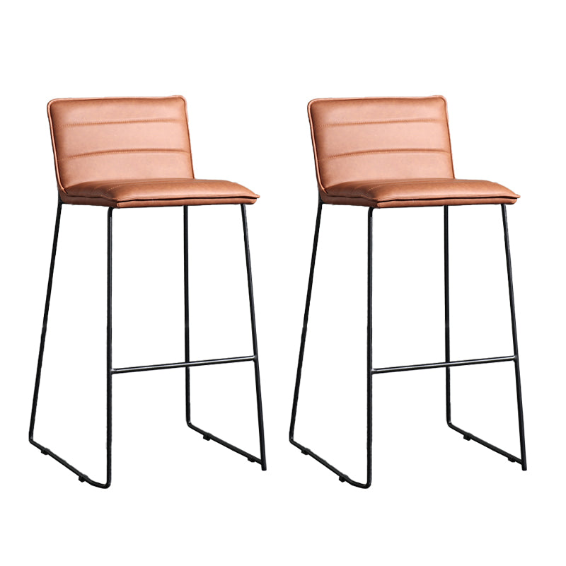 Hedendaagse gestoffeerde armloze barkruk met zwarte metalen basis