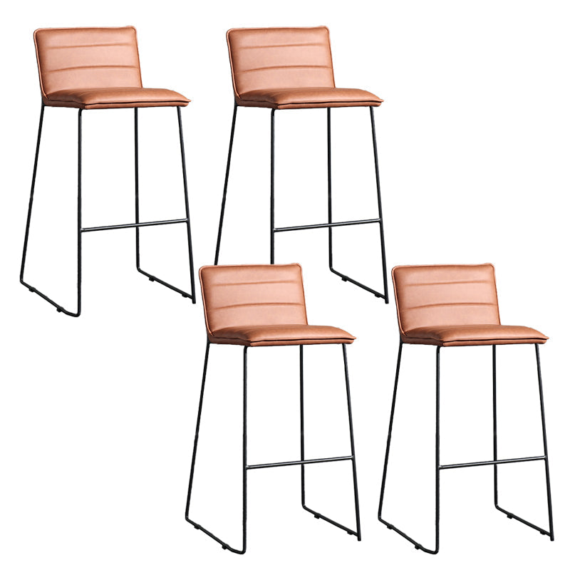 Hedendaagse gestoffeerde armloze barkruk met zwarte metalen basis