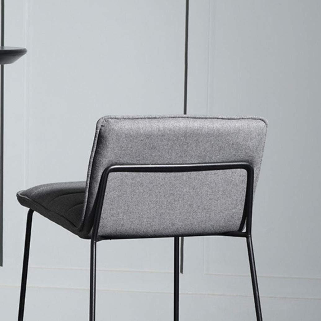 Hedendaagse gestoffeerde armloze barkruk met zwarte metalen basis
