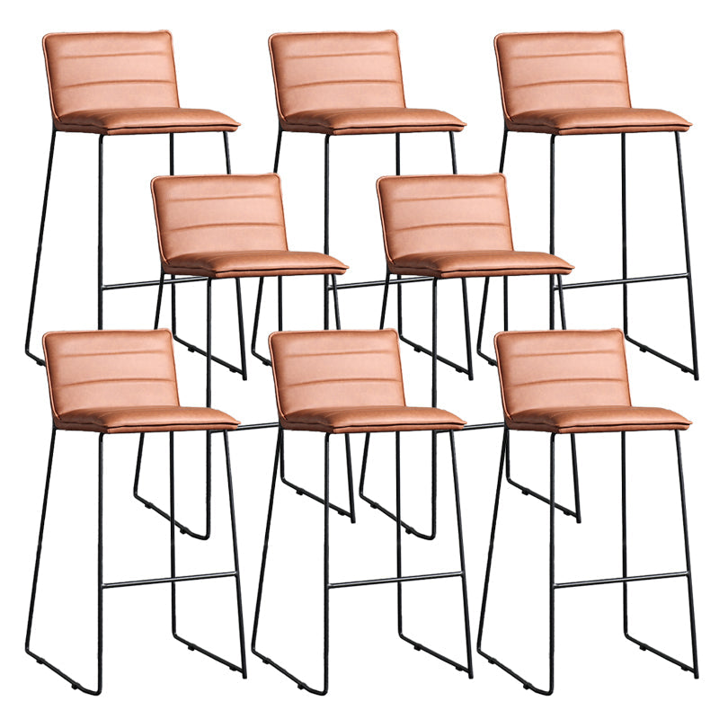 Hedendaagse gestoffeerde armloze barkruk met zwarte metalen basis