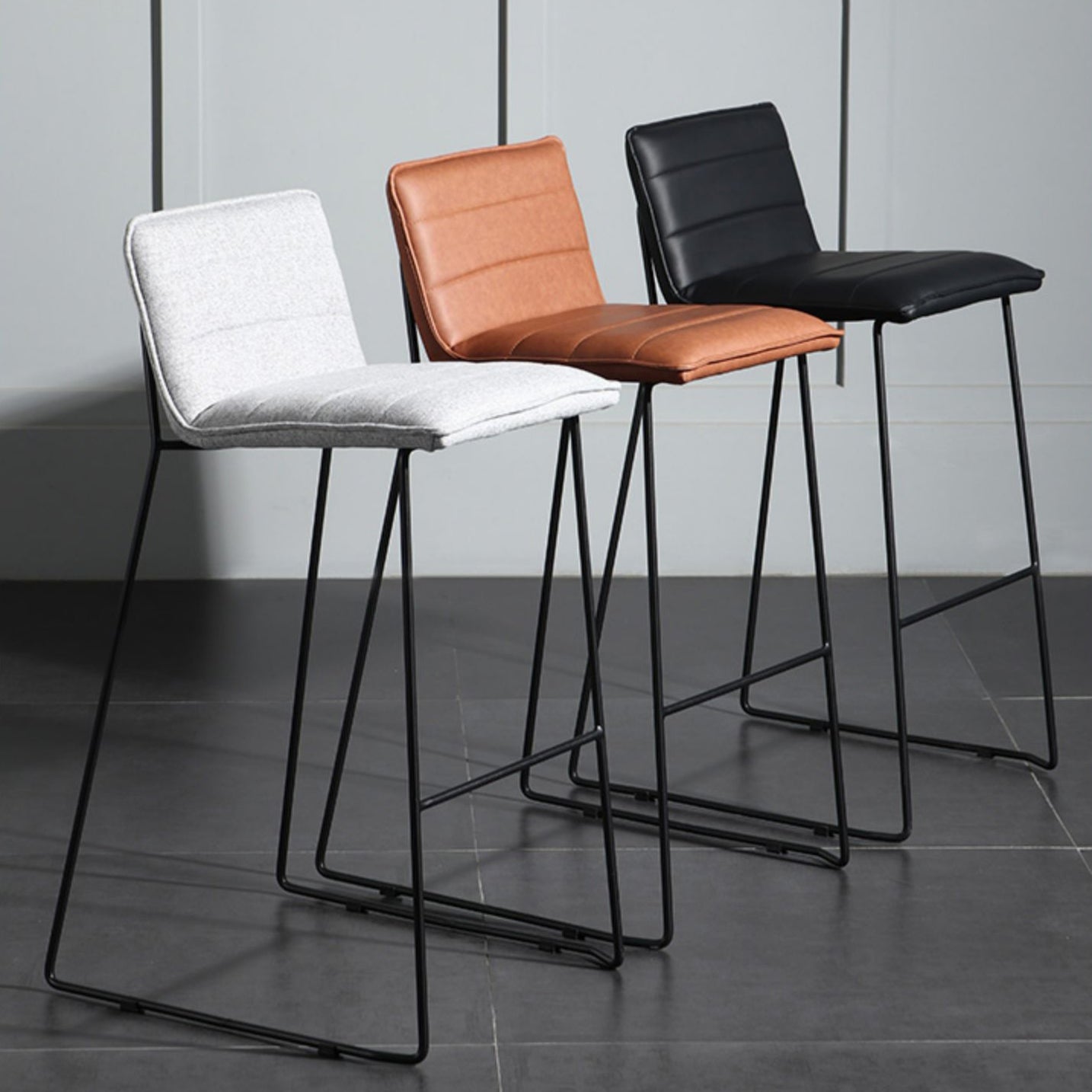 Hedendaagse gestoffeerde armloze barkruk met zwarte metalen basis