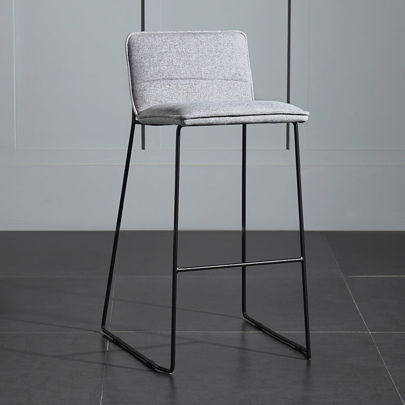 Hedendaagse gestoffeerde armloze barkruk met zwarte metalen basis